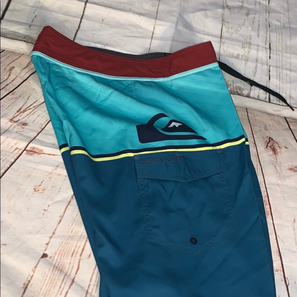 Quiksilver menโs board shorts ride the wave ๐ - Picture 2 of 3